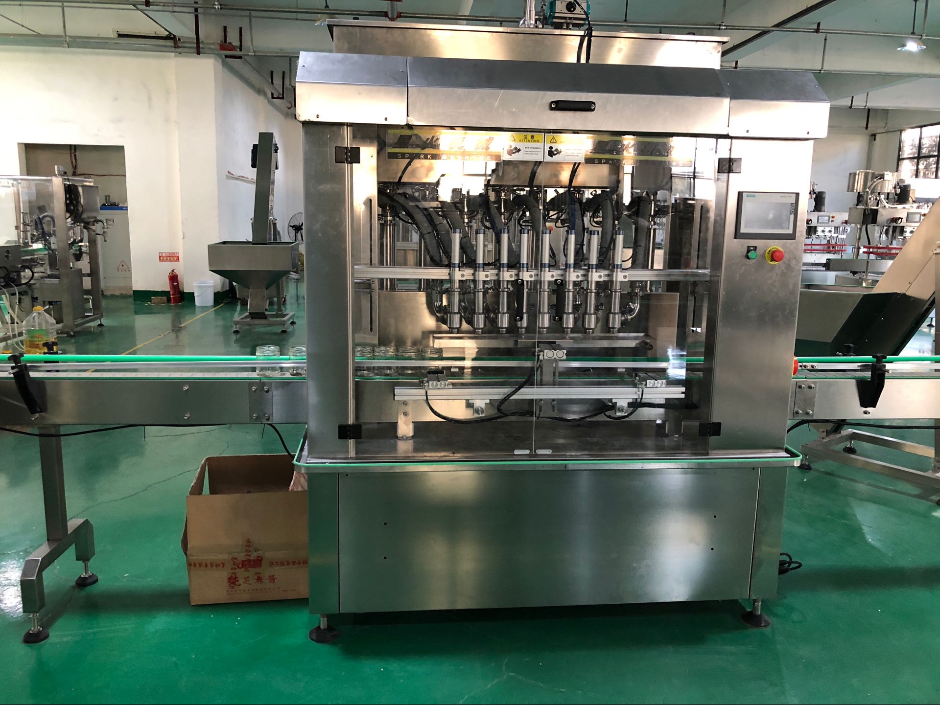 全自動(dòng)辣椒醬灌裝機(jī)適用于不同的生產(chǎn)企業(yè)的需求(圖1)