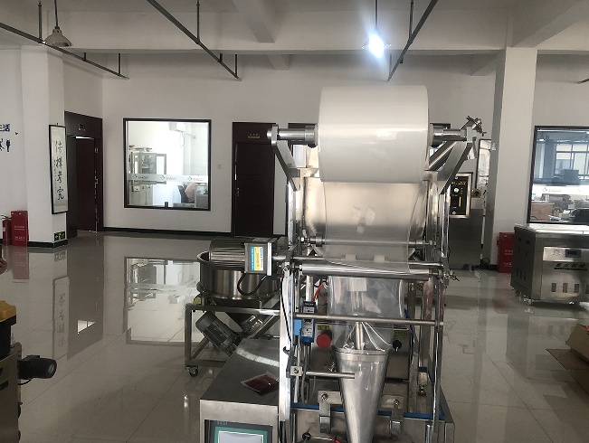 辣椒油食品包裝機-全自動辣椒油生產(chǎn)線設(shè)備人性化服務(wù)(圖1)